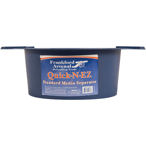 Le Frankford Arsenal Quick-n-EZ se pose facilement sur un seau de 3,5 ou 5 gallons, avec des parois de 4,75" pour séparer le laiton et le media proprement.