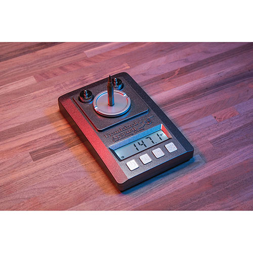 La balance Frankford Arsenal® Platinum Series offre une précision extrême pour mesurer la poudre, les balles et les cartouches, avec une capacité de 1500 grains et une précision de 0.1 grain.
