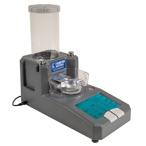 Découvre le Frankford Arsenal Intellidropper : écran LCD rétroéclairé, précision de +/- 0.1 grain, calibration automatique et connectivité Bluetooth pour gérer tes données.