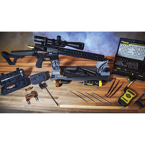 Le Delta Series Armorer's Vise est parfait pour construire et entretenir ton AR-15, avec un support ajustable, un insert mag well et une base en acier.