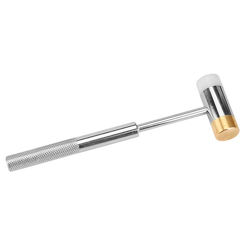 Le marteau Nylon / Laiton de Wheeler est parfait pour le banc ou le stand, avec une face en nylon non marquante et une face en laiton pour frapper des goupilles.