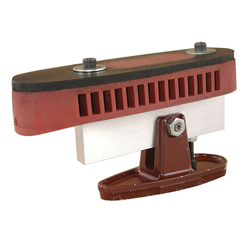 Le Wheeler Recoil Pad Installation Fixture te permet de transférer avec précision l'angle de la toe-line et de la comb line, tout en servant de support stable pour le ponçage.
