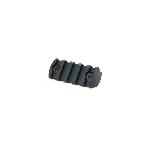 Le Tactical M-LOK Picatinny Rail est en aluminium 6061-T6, anodisé noir pour une durabilité maximale, avec un support de sangle intégré et le matériel de montage inclus.