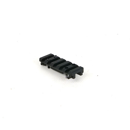 Le Rib-Mounted Picatinny Rail de PRUSSIA PRECISION s'installe facilement sur les canons ventilés, offrant une base solide pour tes accessoires sans alourdir ton arme.