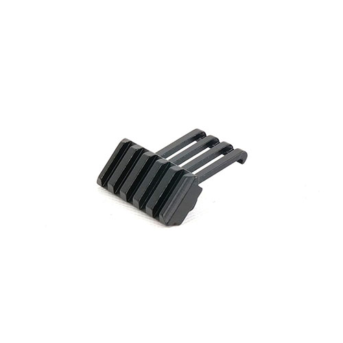L'Offset Attachment 30 Degree de PRUSSIA PRECISION offre un montage léger en aluminium, 5 slots et un angle de 30° pour une visée précise sur rails Picatinny.