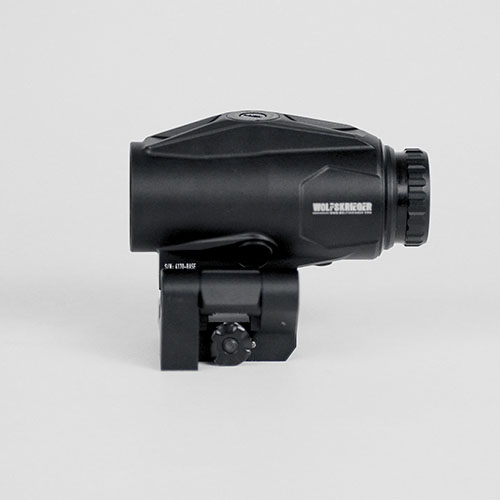 Le Teiwaz Hybrid 5x20mm Magnifier offre une visée précise avec un réticule balistique, étanchéité IP67 et montage flip-to-side pour une transition rapide.
