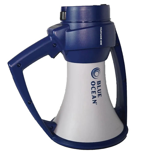 Le Blue Ocean Megaphone est waterproof, résistant aux intempéries, flotte sur l'eau et dispose de deux poignées pour une prise en main facile et durable.