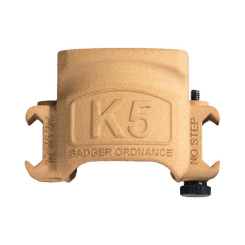 Le support Kestrel K5 se fixe facilement sur un rail Picatinny à 3 ou 9 heures, idéal pour les lunettes de tir, et est fabriqué en polymère durable.