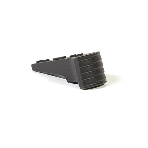 Le MDT M-LOK Hand Stop améliore ta prise, sert de point d'index mécanique et protège ta main près du canon. Compatible avec toutes les armes à interface M-LOK.
