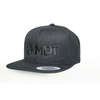 Le snapback MDT en noir avec le logo MDT à l'avant est personnalisable et s'adapte à toutes les têtes, parfait pour afficher ton style tout en restant confortable.