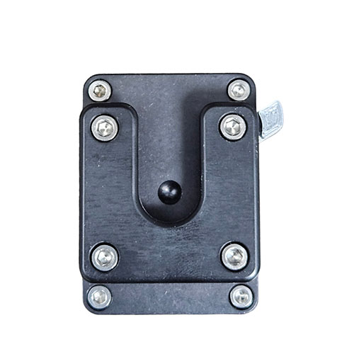 Le Clamp Lock W/Locking offre une fixation sécurisée et polyvalente, avec un levier de verrouillage, compatible MOLLE et adaptable à différents straps.