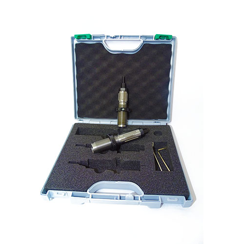 Le set de dies TRIEBEL .308 Winchester Allgäu Serie te permet de recharger avec précision grâce à son die de mise à taille et son siège avec crimp, le tout dans un étui premium.