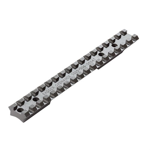 Le rail de lunette Badger Ordnance pour Savage Short Action (AccuTrigger) offre une base en acier robuste avec un biais d'élévation de 20 MOA pour des tirs à longue distance.