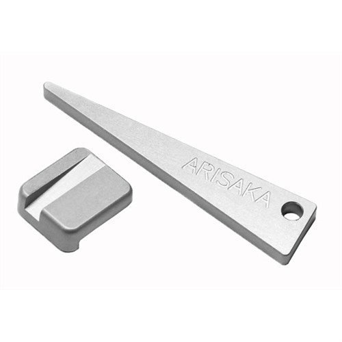 L'Optic Leveler d'Arisaka est un outil abordable et facile à utiliser pour niveler tes lunettes de tir, assurant une précision optimale sur le terrain.