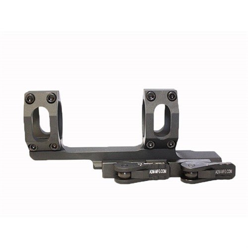 Le montage RECON en aluminium 6061 T6 offre une fixation rapide et solide pour ton AR-15, avec un décalage de 2" pour un meilleur confort de visée.