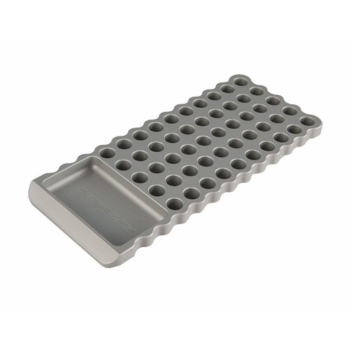 Le Billet Loading Block Area 419 anodisé est robuste, avec 50 emplacements pour cartouches, un fond en caoutchouc pour la stabilité et des trous adaptés pour éviter les renversements.