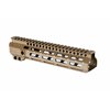 Personnalise ton AR-15 avec le Combat M-LOK, un garde-main en aluminium, léger et robuste, avec 7 points d'attache M-LOK et un rail Picatinny continu.