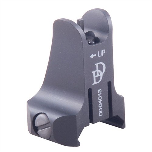 Le viseur avant fixe AR-15 de Daniel Defense est léger, robuste et toujours prêt, idéal pour un tir fiable si ton optique principale échoue.