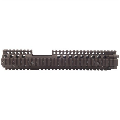 Le RIS II de Daniel Defense est un garde-main en aluminium qui permet un montage facile d'un M203, tout en offrant un free float du canon et de nombreuses options d'accessoires.