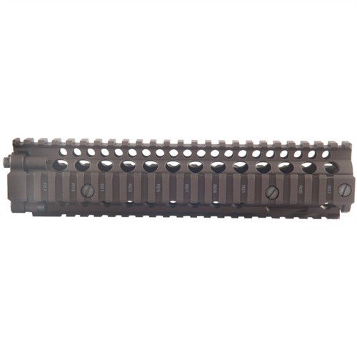 Le RIS II de Daniel Defense est un garde-main en aluminium avec rails Picatinny, permettant un montage facile d'accessoires et un free float du canon.