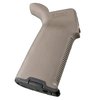 Le MOE+ Grip de MAGPUL offre un contrôle optimal grâce à son revêtement en caoutchouc, une construction robuste et un rangement interne pour tes petits objets.