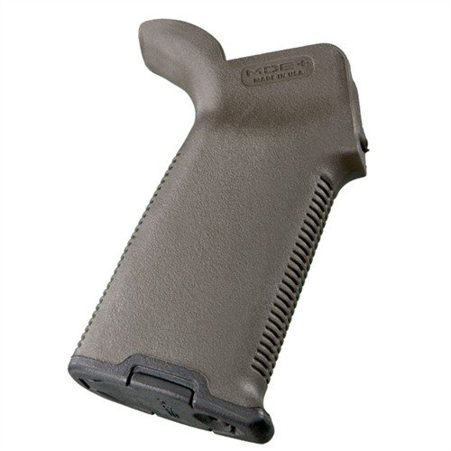 Le MOE+ Grip de MAGPUL offre une prise en main sécurisée grâce à son revêtement en caoutchouc antidérapant, parfait pour les conditions difficiles.