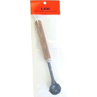 La Lee Lead Ladle est idéale pour le moulage de balles, parfaite pour écumer et remuer le métal, avec son manche en bois et sa louche en fer.