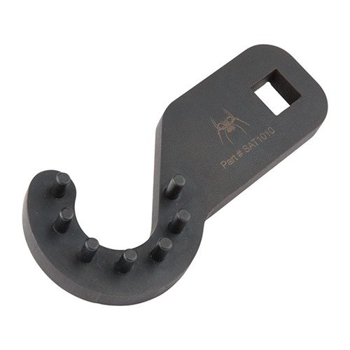 Le clé à écrou de canon USGI 7-PIN pour AR-15 de Spike's Tactical est robuste, compatible avec les écrous de canon standards et accepte un drive de ½".