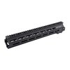 Le rail M-LOK de 13,5" de Geissele est léger, robuste et modulaire, offrant de nombreux points d'attache et une installation facile pour personnaliser ton AR-15.