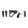 Le set de mobilier AR-15 de Daniel Defense offre un confort optimal avec une crosse ajustable, une poignée ergonomique et un grip vertical léger et pratique.