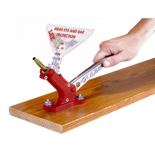 L'AUTO BENCH PRIME de LEE PRECISION facilite le perçage des amorces avec un levier symétrique, un plateau pliable et un changement rapide de taille d'amorce.