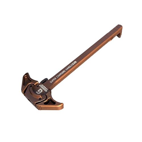 Découvre la Super Charging Handle de Geissele, ambidextre, usinée en aluminium 7075-T6 et anodisée dur en noir ou DDC pour une meilleure prise et durabilité.