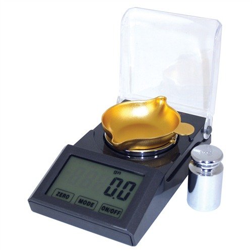La balance électronique Micro-Touch 1500 de Lyman est compacte, précise à 1/10 grain, alimentée par piles ou adaptateur, parfaite pour le tir ou le rechargement.