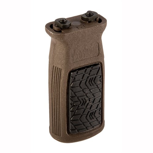 Le M-LOK Vertical Grip de Daniel Defense offre une prise confortable grâce à son revêtement en caoutchouc, idéal par tous les temps et compatible avec les rails M-LOK.