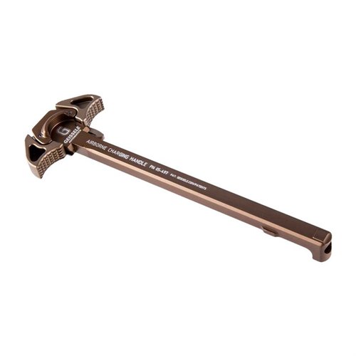 Le Geissele Airborne Charging Handle offre une utilisation ambidextre, un design bas profil pour éviter les accrochages et une prise sécurisée, même avec des gants.