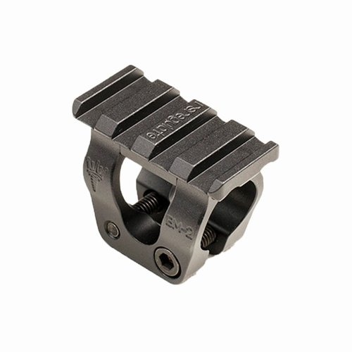 Le BM-2 AK-47/Yugo est un support léger en aluminium qui se fixe sur le canon pour installer facilement une lampe tactique sans encombrer la main.