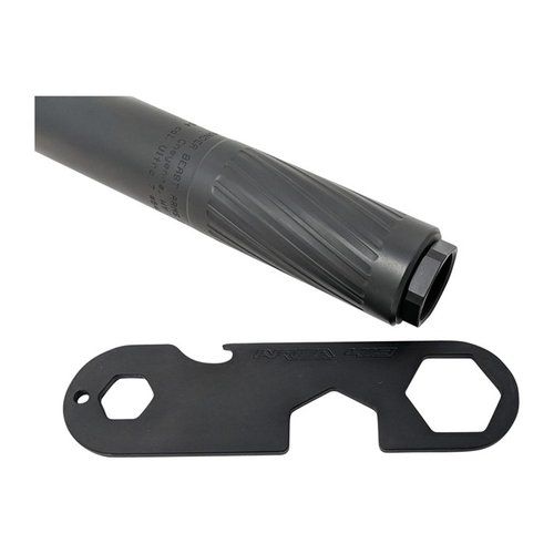 Le HELLFIRE WRENCH d'AREA 419 est un outil durable avec un hexagone de 5/8" pour monter des adaptateurs, un hexagone interne de 1 1/8" pour les suppressors et un décapsuleur.