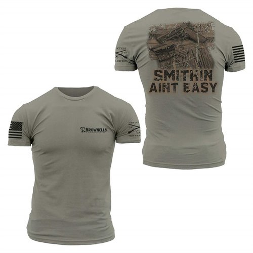 Affiche ta passion pour le gunsmithing avec ce t-shirt "Smithin' Ain't Easy" en coton ultra-confortable, durable et avec un design vintage 1911.
