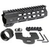 Le handguard Combat M-LOK de Midwest Industries est en aluminium, offre une conception free-float, des points d'attache M-LOK et un rail Picatinny pour personnaliser ton AR-15.