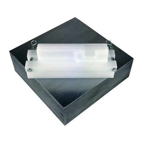 Le bloc de vice pour upper receiver AR-15 d'Obsidian Arms en HDPE te permet de maintenir ton upper en toute sécurité sans rayer la finition, avec des pins de verrouillage inclus.