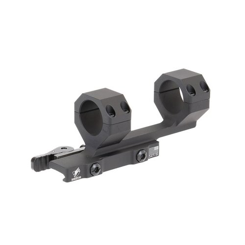 Le Delta Cantilever Scope Mount d'American Defense est léger, solide et permet un montage facile de ton optique, avec un système de verrouillage QD pratique.