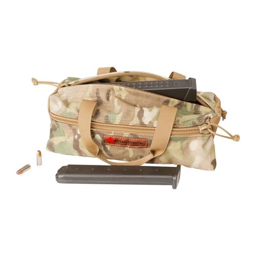 Le TOP-ZIP UTILITY POUCH d'Armageddon Gear est un sac robuste en Cordura 1000D, idéal pour ranger tes affaires d'hygiène ou tes munitions en toute sécurité.
