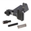 Le AR-15 ABC/R V3 offre un accès facilité grâce à ses palettes supérieures et inférieures angulées, parfait pour les utilisateurs ambidextres.