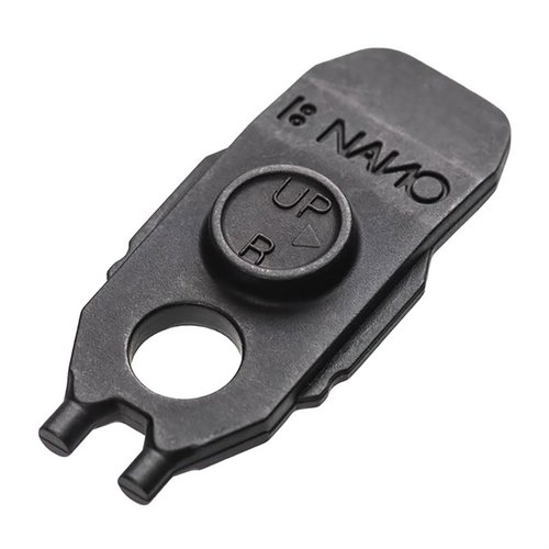 Le MULTITASKER NANO est un outil polyvalent avec un ajusteur de tourelle Aimpoint Micro T1/T2, un tournevis léger et un trou pour lanière, parfait pour tes besoins de tir.