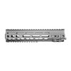 Le rail AR-15 MK4 est robuste, modulaire et compatible M-LOK, offrant un poids réduit et des sections Picatinny intégrées pour une polyvalence optimale.