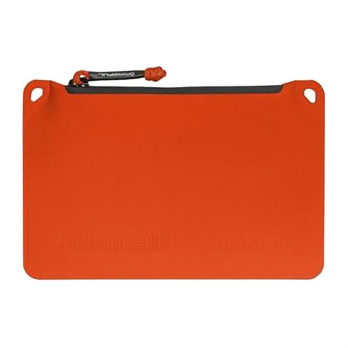 La DAKA Pouch Small de Magpul est robuste, étanche, avec une fermeture YKK AquaGuard® et parfaite pour organiser tes accessoires en extérieur.