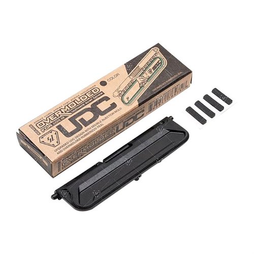 Le Strike Industries AR Overmolded Ultimate Dust Cover offre une installation rapide, une protection optimale contre la poussière et l'eau, et un fonctionnement silencieux.