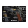Le PISTOL GUN MAT de TEK MAT protège ta arme avec un dessus en polyester doux et un fond en néoprène antidérapant, tout en offrant un schéma détaillé des pièces.