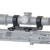 Le montage AUS de Reptilia, en aluminium 7075-T6, se fixe facilement sur un rail Picatinny, offrant robustesse et design épuré, avec garantie à vie.