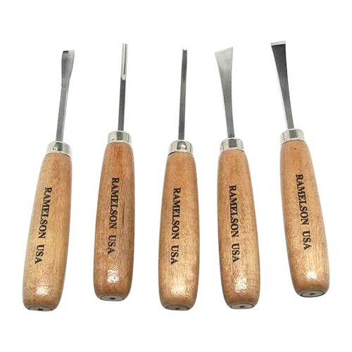 Le set de sculpture sur bois U.J. Ramelson comprend 5 outils de haute qualité en acier W-1, parfaits pour tes projets de sculpture. Prêt à l'emploi!